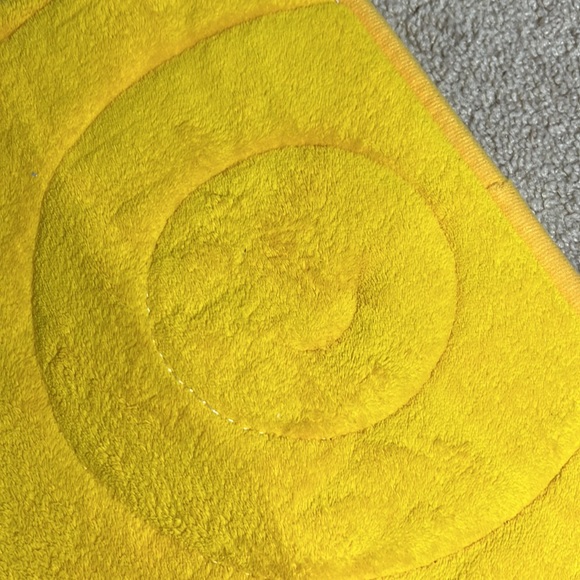 1 YELLOW FOAM BATH MATT - Picture 2 of 5